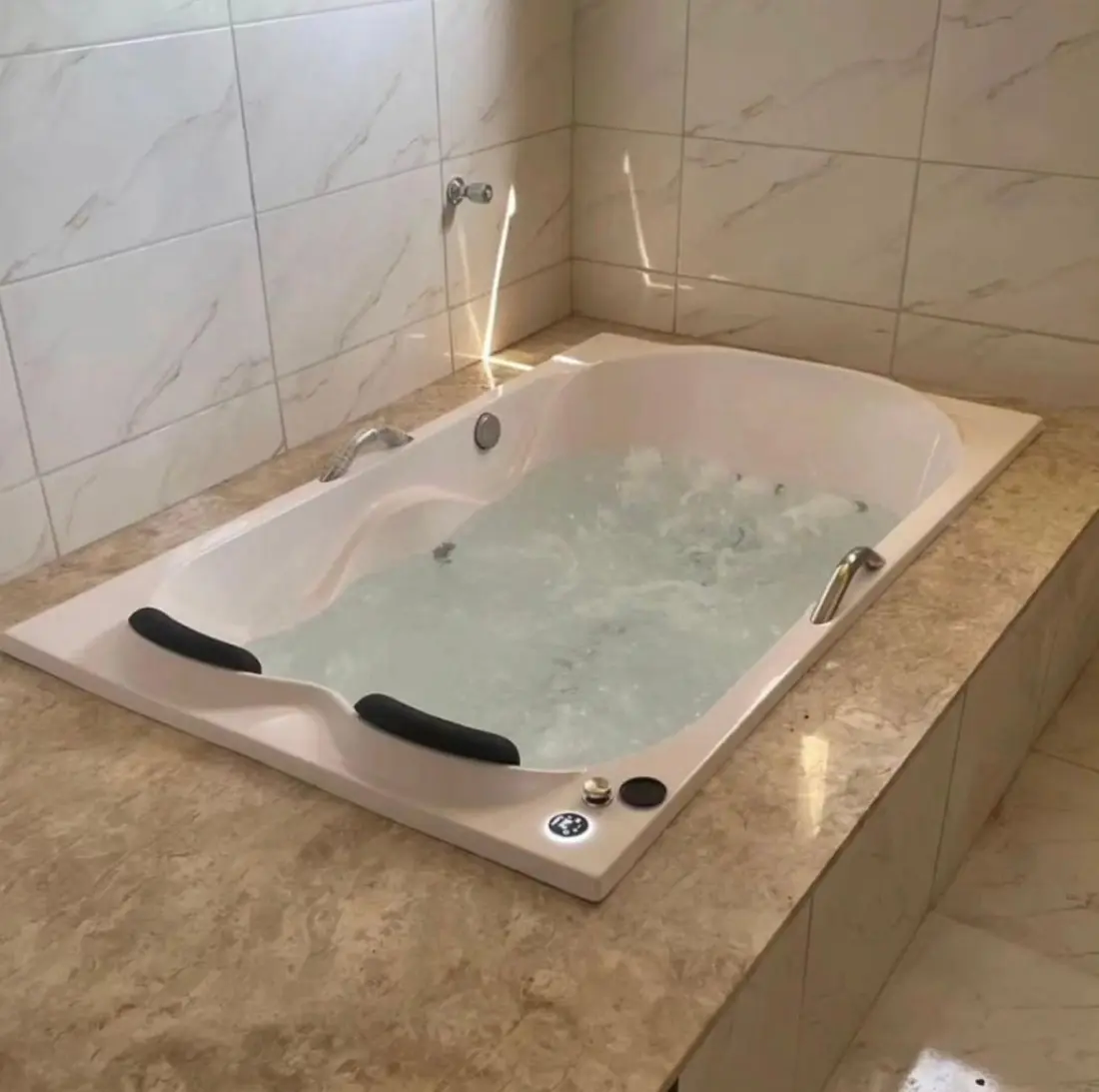 Banheira de hidromassagem no banheiro