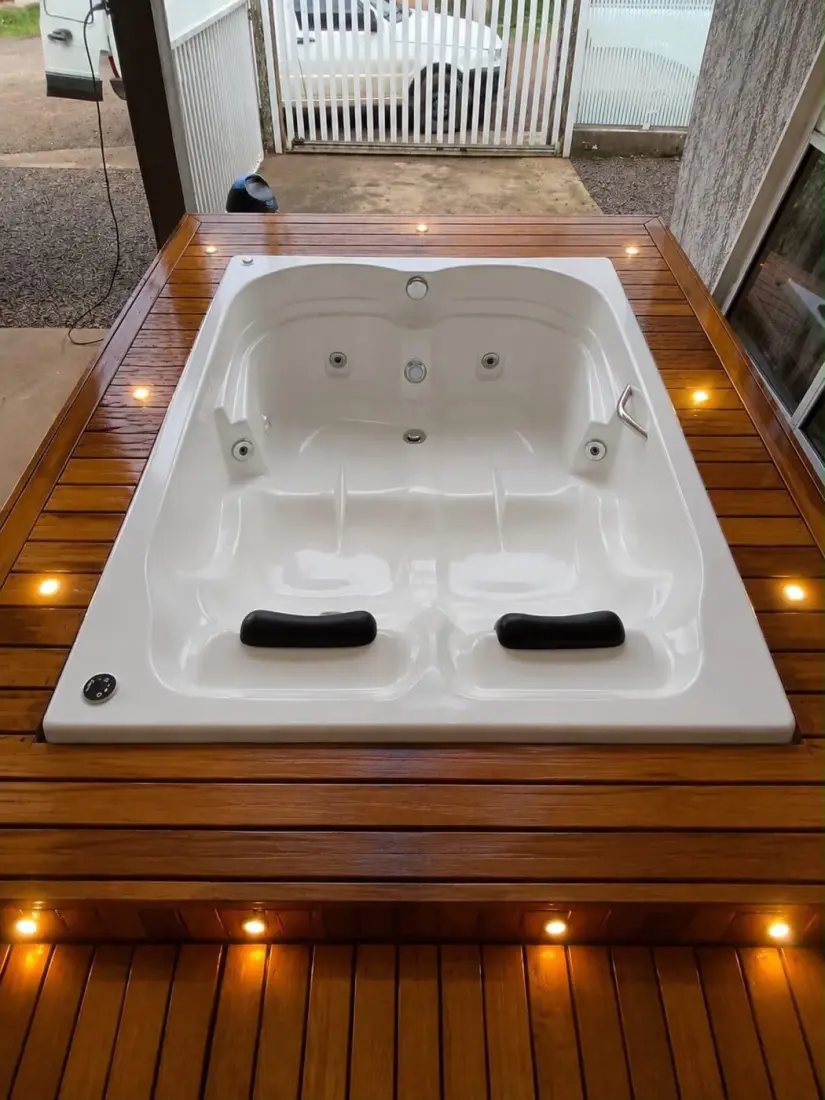 Spa Hidroplas no deck com luzes