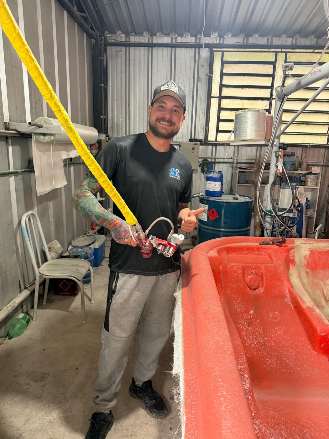 Equipe da fábrica Hidroplas com um spa vermelho