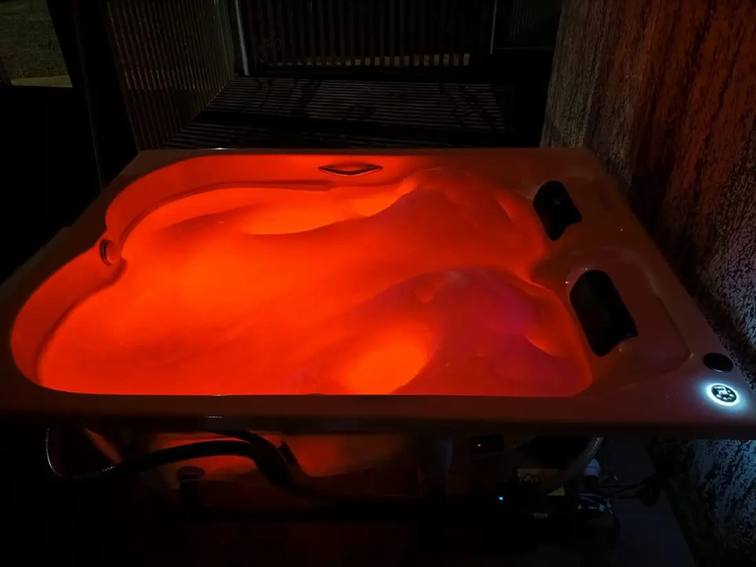Spa aceso com LED laranja