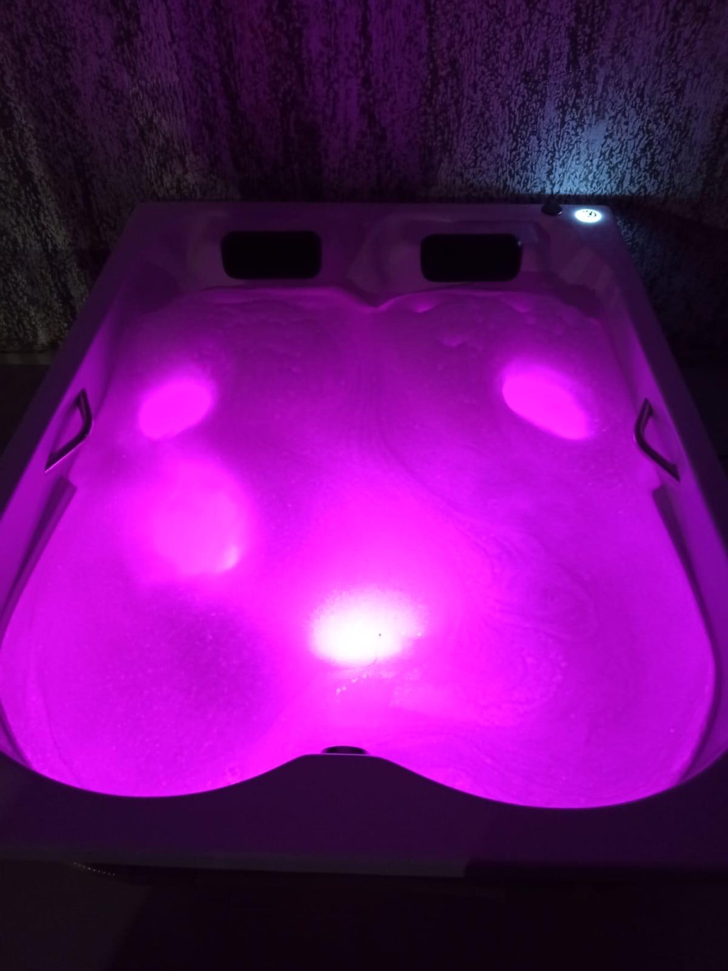 Spa aceso com LED rosa