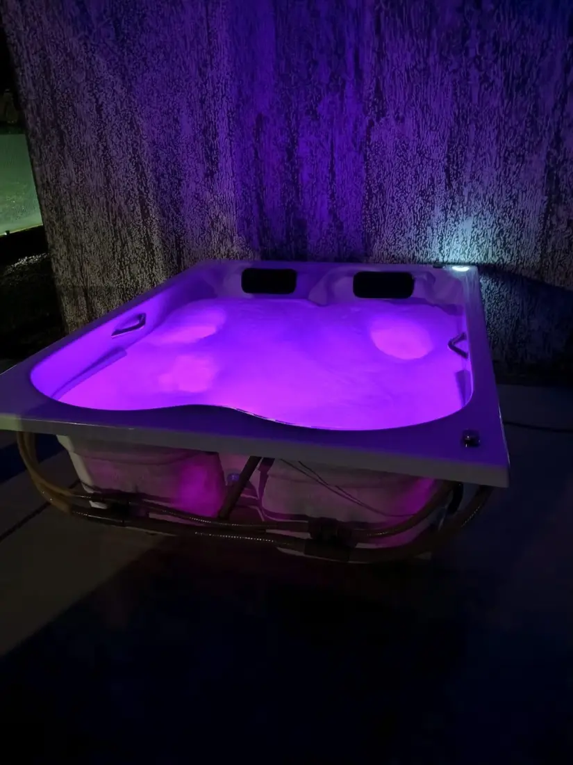 Spa aceso com LED roxo
